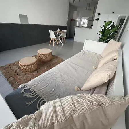 Cozy 15 Minutes Walk From The Center Apartment